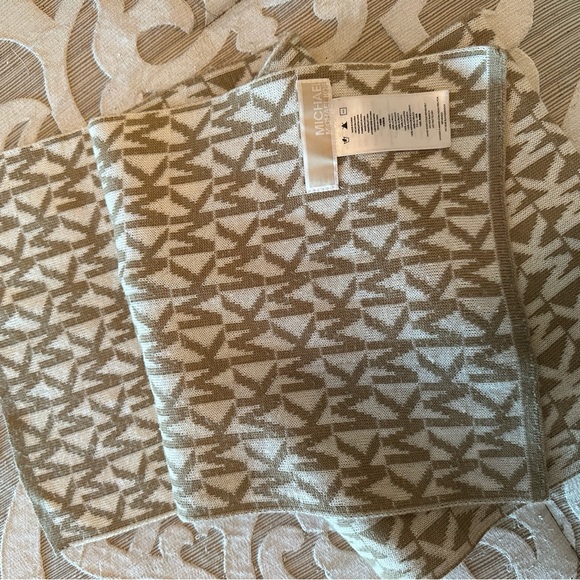 Beautiful reversible Michael Kors logo winter scarf 🧣 - Picture 9 of 11